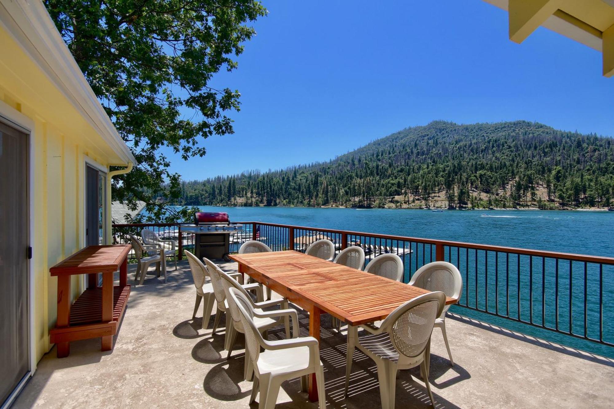 Eagles Nest At Bass Lake Near Yosemite With Boat Dock Exterior photo